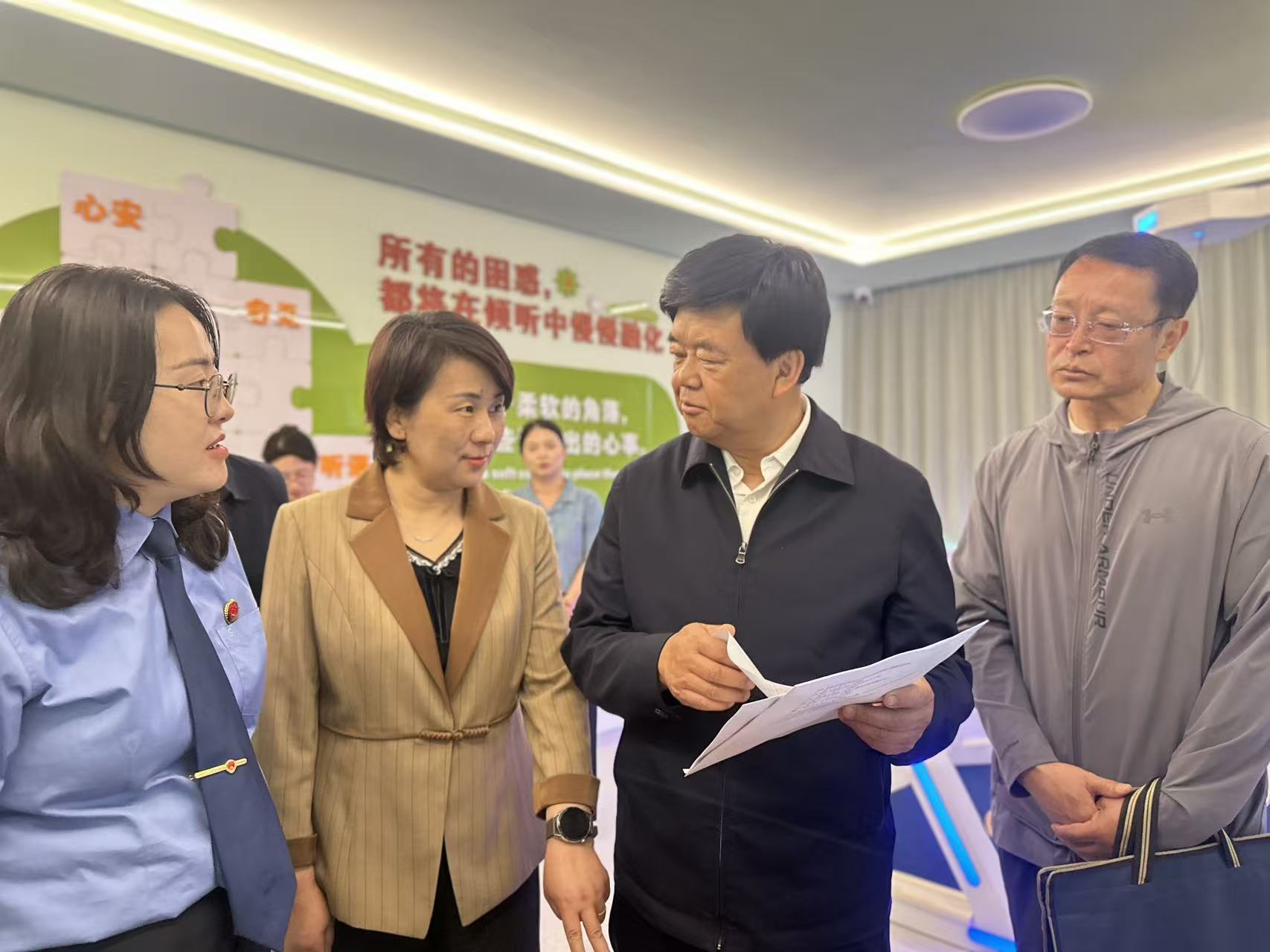 第51期市人大常委会调研全市未成年人保护工作(3).jpg